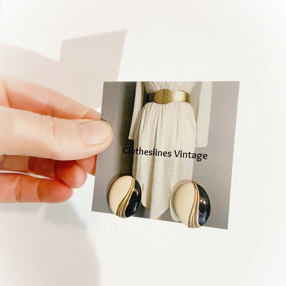 Vintage CURATED BUNDLE OF COSTUME JEWELLERY in Shades of Gold, Cream and Black - Picture 11 of 12